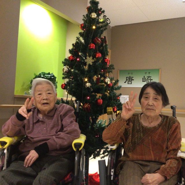 .
もうすぐクリスマスということで、えんゆうの郷の施設内にはあちこちにツリーが飾られております🎄

そこで入居者様と一緒に記念撮影が行われました📸

皆様が『わ〜、綺麗やなぁ〜』と嬉しそうにされている姿が印象的でした🌞

#特別養護老人ホーム　#特養　#ユニット型特養　#高齢者　#高齢者施設　#介護士　#介護福祉士　#介護施設　#園芸療法　#作業療法士　#理学療法士　#看護師　#ケアマネ　#ケアマネジャー　#家庭菜園　#園芸　#農家　#畑　#滋賀県　#草津市　#琵琶湖　#クリスマス　#クリスマスツリー