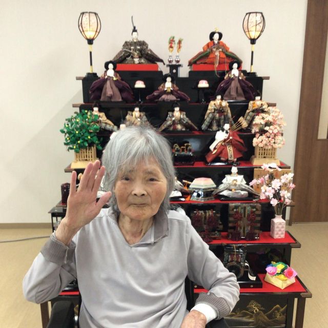 .
今年もひな祭りに合わせてひな人形と記念撮影が行われました🎎

「あんた木目込み人形って知ってるか？昔なぁ、よう作っとってん」と入居者様の新たな一面を知る場面もありました🌞

今年もあっという間に季節が進み、お花達が活き活きしている様子が多く見受けられるようになりました🌞

ネモフィラチューリップ畑の満開が待ち遠しいです🌞

#特別養護老人ホーム　#特養　#高齢者施設　#施設　#転職　#新卒　#既卒　#求人　#求人募集　#理学療法士　#作業療法士　#機能訓練指導員　#リハビリ　#滋賀県　#草津市　#園芸療法　#園芸療法士　#介護士　#介護福祉士　#介護職員　#ケアマネ　#ケアマネージャー　#ひな人形　#雛人形　#ひな祭り　#雛祭り　#ビオラ　#アネモネ　#ネモフィラ　#チューリップ
