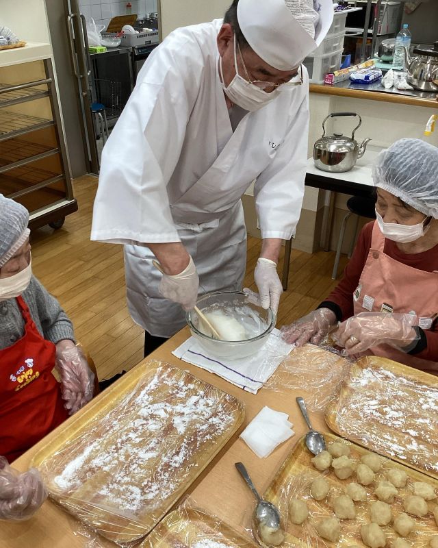 .
今日は先日行われたおやつレクについてご紹介します🐤

現在なぎさに在籍している運転員が元寿司職人という事もあり、その運転員を中心に今回利用者様と一緒にいちご大福作りに挑戦しました🐤

見事な手捌きで利用者の皆様も目を丸くしておりました🐤

出来上がったいちご大福も、中々のクオリティーで「お店で買ったみたいやわ〜」と喜ばれている様子でした🐤

ということで、今回のいちご大福作りは大成功でした🎉

#滋賀県#草津市#デイサービス#高齢者#施設#園芸#園芸療法#介護士#介護福祉士#園芸療法士#作業療法士#理学療法士#リハビリ#ケアマネ#レクリエーション#おやつレク#いちご大福
