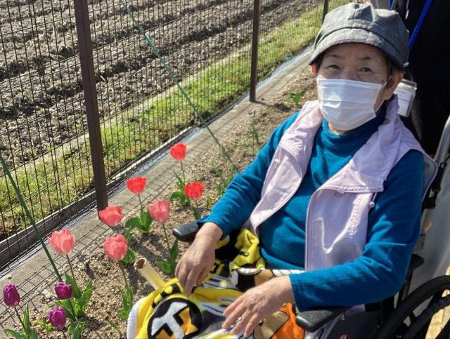 .
暖かい日が多くなり、なぎさの花壇が賑やかになってきました🌹🌸🌷

利用者の皆様も「ちょっと外の花でも見に行こか」と屋外に足を運ばれることが多くなったように感じます🐤

そのまま外で体操したり、散歩をしたり、利用者様の活動をお花達が応援してくれています🐤

#滋賀県#草津市#デイサービス#高齢者#施設#園芸#園芸療法#介護士#介護福祉士#園芸療法士#作業療法士#理学療法士#リハビリ#ケアマネ#チューリップ#花壇