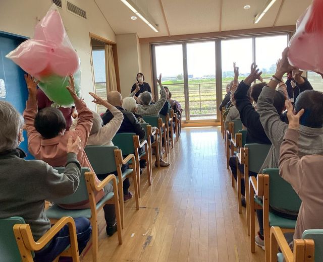 🌸なぎさ春の小運動会2023🌸

なぎさのホールにて小運動会を開催しました🐤

種目は大玉送りと玉入れの２種目で、２チームに分かれて行われました🐤

春に行うのは初めてですが、暖かくなってきた分体の動きも軽快で、日頃の練習の成果を思う存分発揮されていました🐤

勝利チームにはメダルが授与され記念撮影も行われました🏅🏅