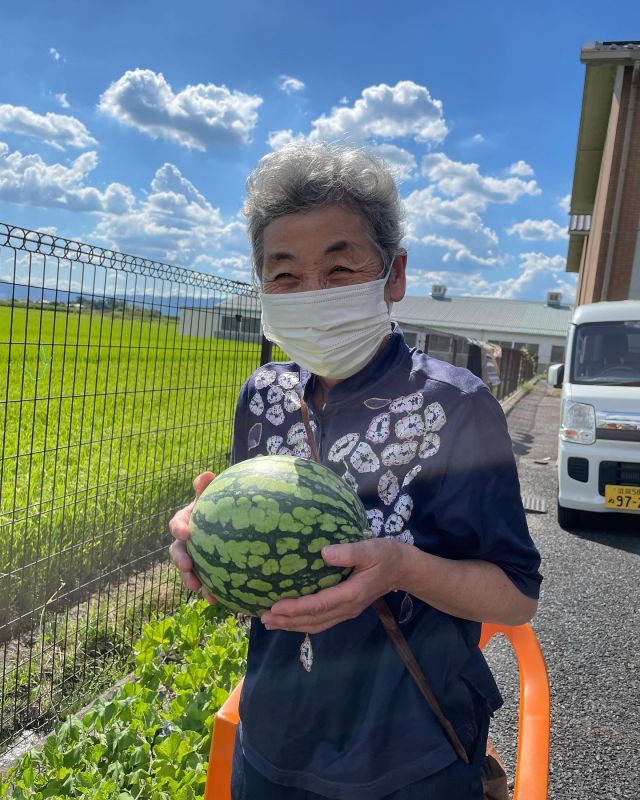 .
なぎさのスイカ大収穫祭！🍉

今年初めて取り組んだ花壇でのスイカ栽培ですが、この夏で計4つのスイカを収穫することができました🐤

たくさん採れたので、全利用者様と全職員に味わっていただくことができました🐤

皆様からは「甘くておいしかった〜」「スイカが一番好っきゃわ〜」などの声が聞かれ、大変喜ばれているご様子でした🐤

また来年もチャレンジしたいと思います🐤✨

#滋賀県#草津市#デイサービス#高齢者#施設#園芸#園芸療法#介護士#介護福祉士#園芸療法士#作業療法士#理学療法士#リハビリ#ケアマネ