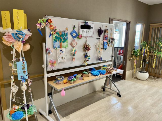 個展開催

えんゆうの郷のご入居者で、毎日コツコツと作品を作成される方がおられます。
ユニットに飾り雰囲気を明るくして下さったり、時に職員へのプレゼントとして作成されたりと、作品全てに「人に喜んでもらいたい」という想いがこもっています。
そんな作品を施設の皆さまにも見て頂こうと、個展を開催しました。
準備からお知り合いの方にも見てもらいたいと連絡されているお姿から、価値のある時間になったのではないかと感じました。
作品作りの目的のひとつになれば幸いです。