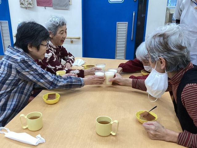 .
健康ジュース作りレク🍹

利用者様にお手伝いをいただき、季節の果物を使用したミックスジュース作りが行われました🐤

出来上がったジュースは、お店で出てきてもおかしくないくらい本格的なお味で、皆様大変喜ばれているご様子でした🐤

これからも、なぎさは利用者様の心と体の健康作りに寄与していきたいと思います🐤