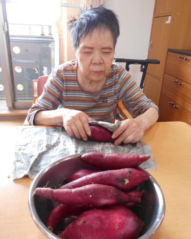 焼き芋

先日、グループホームなぎさの中庭で焼き芋をしました。
午前中にさつま芋を濡らした新聞紙とアルミホイルで包む下準備を入居者様と行いました。
午後からは中庭で炭火の中に準備した芋を入れ、焼き上がるまでの間、中庭で日向ぼっこをしながら、みなさん楽しく歓談されました。
天気がよく暖かい日だったので「気持ちがいいね」と喜ばれていました。
焼きたての焼き芋を「美味しいわ」と丸1本完食された方、入居者様ご自身で皮をむかれる方。

「甘くて美味しいね」とみなさんお芋の美味しさを堪能されました。