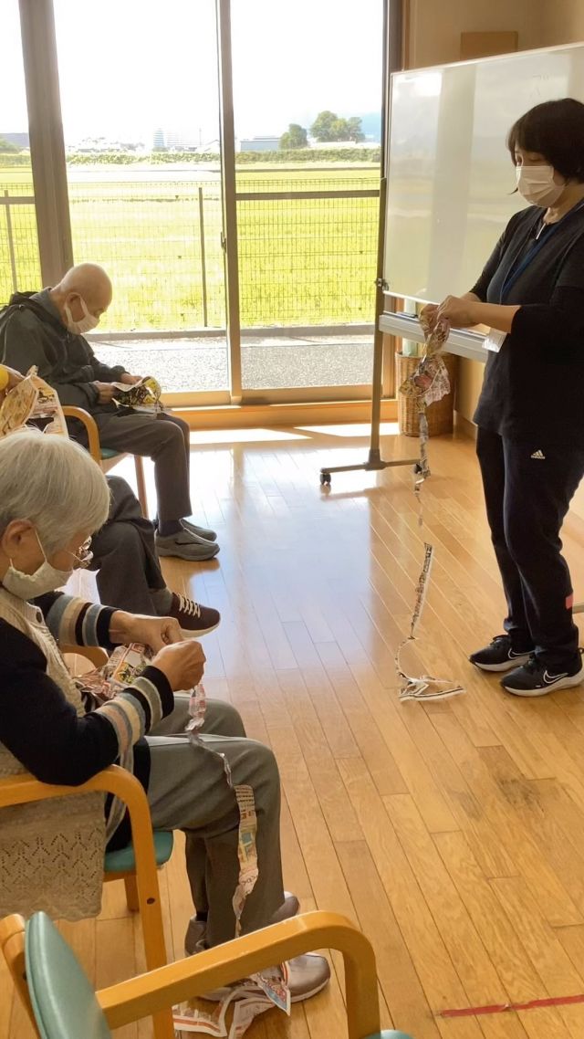いつも👍ありがとうございます。
デイサービスセンター🐧なぎさです。

〜ある日の活動記録〜

歌が終わるまでに、誰が1番長くちらしを破っていけるでしょうか‼️

懐かしの歌を口ずさみながら、根気よく指先を集中して取り組まれています☺️

楽しみながら、紙を破る音で聴覚刺激、指先に紙を破る振動が伝わり触覚刺激、紙が切れていく様子を見ることでの視覚刺激が得られます🉐

全ての活動は脳の活性化に繋がっていきます‼️

#草津市 
#介護福祉士 
#デイサービス 
#レクリエーション 
#グループホーム 
#高齢者 
#なぎさ