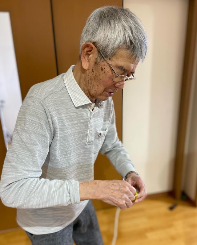 昔遊び

駒を見つけたので、覚えてますか❓とお聞きすると、皆さま頷かれていました💡
職員が駒に紐を巻こうとすると、「もっと強く巻くんや。」と手に取り紐を巻き、駒を回して見せてくださいました💫
他のご入居者に注目され微笑まれていました☺️

けん玉もあり他の方にお渡しすると、
皿に玉を手で乗せ「これはズルいですか？」と丁寧にお聞きになったので、そのように思いますとお伝えしました🤭
懐かしい遊びを皆で楽しみました🌸