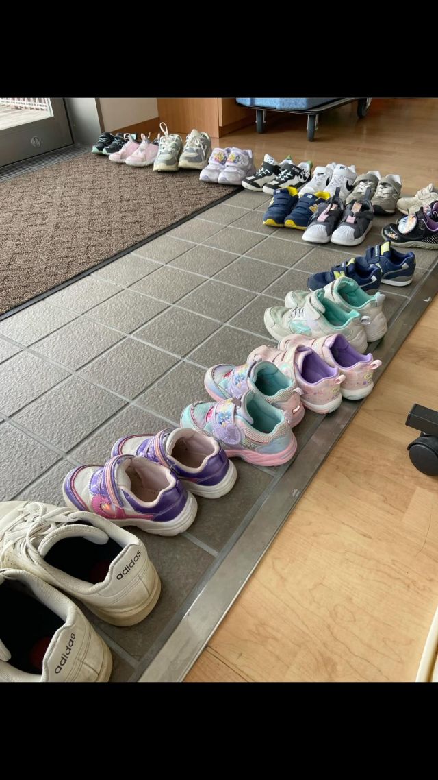 保育園との交流🏡

昨日、隣の保育園の園児が来てくれました💐

ひさびさの子どもたちに「かわいいなぁ」と皆さま普段の笑顔とはまた違った、あたたかい表情で迎えておられました☺️
歌の発表と紙芝居を見せていただき、ふれあいの時間には歌に合わせて肩たたき🎁
職員には「肩凝ってへんで」とコソっと言われていた方も、
「気持ちいいわ〜ありがとう」と幸せそうな表情☺️
肩にも心にも効いていました🌼

元気をもらうだけでなく、子どもたちにも楽しんで喜んでもらおうと表情で伝えられる方を見て、人のために何かをしたいという気持ちが何よりの活力になるのだと思いました☺️
たくさんの幸せな表情が溢れた素敵な時間でした🌸
また次月の交流も楽しみにしています🎶