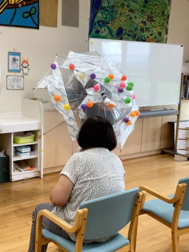 いつもいいね👍ありがとうございます😊
デイサービスセンターなぎさです。

ある日のレクリエーションの様子です♪
粘着テープをつけた傘に☂️
利用者さんのカラーボールを投げてもらいます。
さて、何個ボールはくっついたでしょうか😁

『投げる』動作で上肢の運動機能維持、向上を目的として職員が考えたアイデア💡

視覚的にもカラフルで見ているだけで楽しい気持ちになれます🥴🩵

♯デイサービス
♯デイサービスセンター
♯介護福祉士
♯介護職
♯介護
♯介護施設
♯レクリエーション
♯カラーボール
♯意欲
♯見事命中
