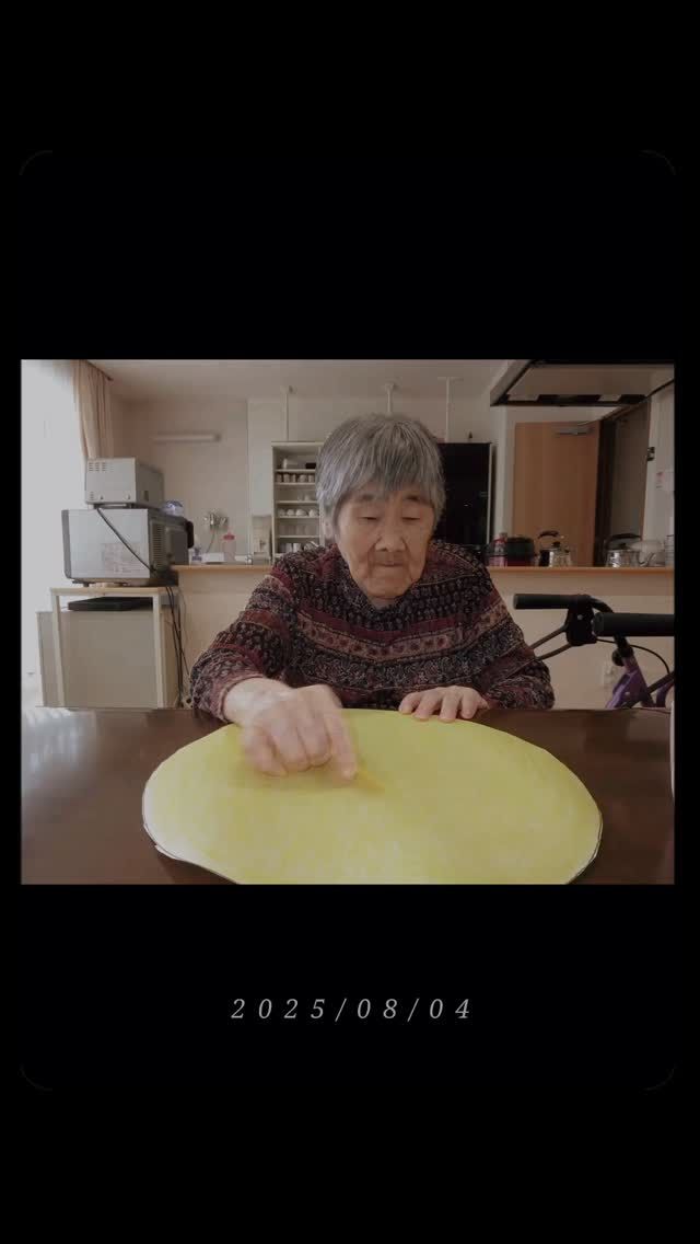 入居者様と十五夜の壁飾りの準備をしました🎑
大きなお月様をこちらで作ると集中してきれいに塗ってくださいました✏️
色鉛筆を使って「白いところをなくすわ！」と言いながら作業され
黄色の大きなお月様が仕上がりました🌕
9月になったら壁に飾りましょうね✨