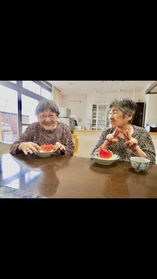 すいかをいただきました☺️
さっそくおやつの時間に切ると皆様とっても喜ばれ
、おしゃべりしながら、または高校野球を応援しながら、などそれぞれにお過ごしでも「おいしい～」との声は皆さま同じでした😋
ごちそうさまでした🌼

ちなみにすいか割りをしようかと提案しましたが、すいか割り用の🍉があるんですね
危ないところでした🙇🏼