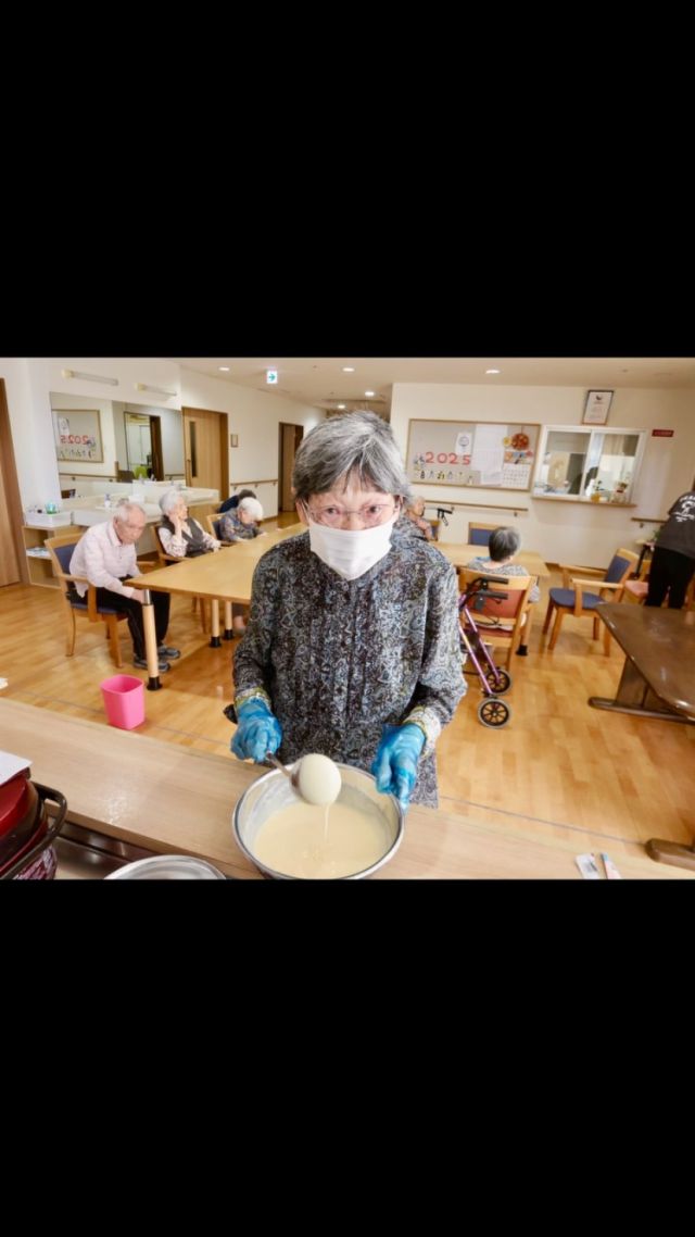 たいよう（１階フロア）にておやつレクを開催しました🧁
入居者と職員で協力してホットケーキ🥞を焼き、その上にあんこやアイスクリーム🍨生クリームを
それぞれお好みでトッピングしていただきました🎶皆様とても上手においしいそうなおやつを作っておられました🧁✨
「次は何をつくろうか？」など会話しながらいただき、楽しい時間を過ごすことが出来ました🌸