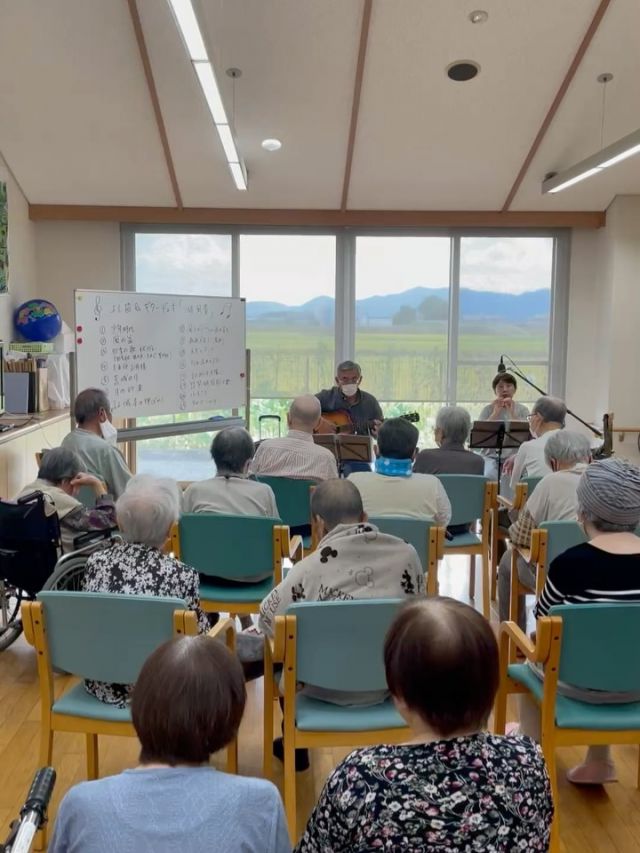 いつもいいね👍ありがとうございます😊
デイサービスセンターなぎさ
グループホームなぎさ🏠です

先日デイサービスセンターホールにて
✨よし笛&ギターコンサート🎵✨を開催しました。

✨ご利用者様もスタッフも、歌って⭐️笑って⭐️感動して✨
あっという間のひとときでした♪♪♪

心地よい音楽🎶を届けてくださったボランティアの皆さまありがとうございました😊😊

#デイサービスセンター
#グループホーム
#音楽の力
#よし笛
#ギター
#コンサート
#笑顔
#ボランティア