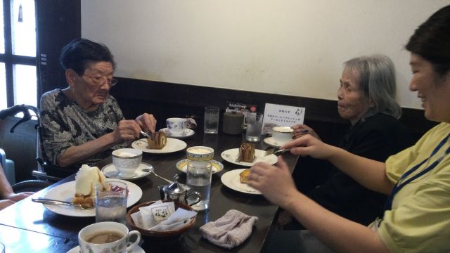 お誕生日の外出支援で「美味しい珈琲が飲みたい」と入居者様のリクエストで珈琲とケーキを食べに『珈琲らんぷ』へ行ってきました。
珈琲が美味しかったようでおかわりされ、ケーキもみんなでシェアしていただきました。