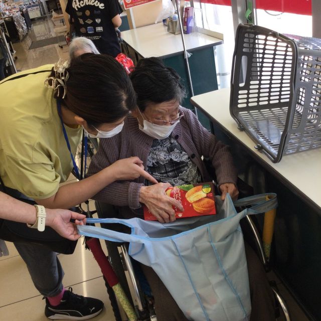 珈琲と一緒に食べる用のおやつを探しにスーパーへ。
色々吟味し、数点購入されました。