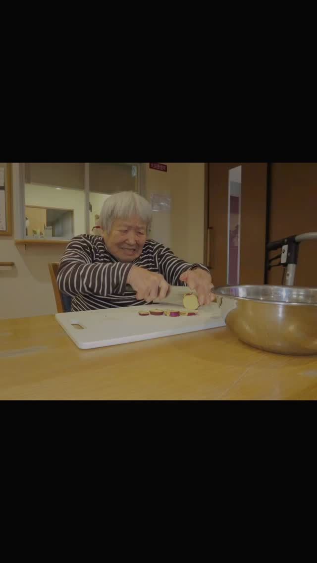 さつま芋ごはん🍚

先日掘った、さつま芋🍠をご飯と一緒に炊きました☺️
芋を切る作業を「しよか？」と声をかけてくださり、昼食に向けて準備しました🧂
どうですか？と感想を聞くと「美味しいとか美味しくないじゃない。」と正直な感想をいただきました🤫
ただ、皆様しっかりと召し上がっていました👌
次こそは「美味しい。」の言葉をいただきます✨

畑にジャガイモもを植えていたのを忘れていました‥
しばらく芋には困ることはなさそうです🤣