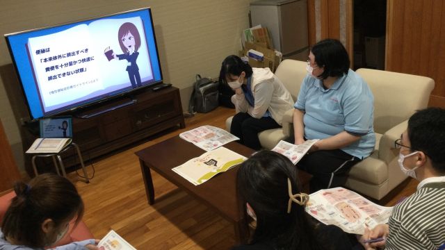 ユニ・チャームの方々に講師として来ていただき、排便コントロールの研修を受けました。