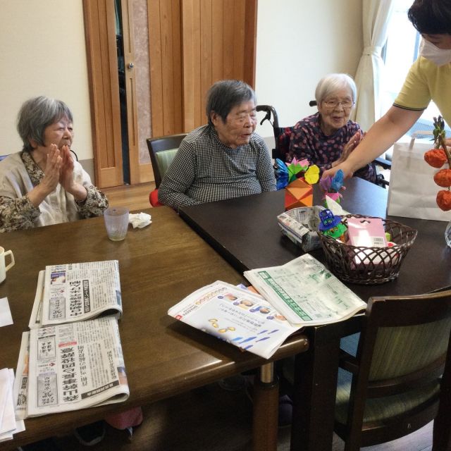 お誕生日プレゼントに職員が折り紙で作ったお花と花瓶。
喜んでもらえるか心配そうにしていましたが、笑顔で喜んでくれました。
