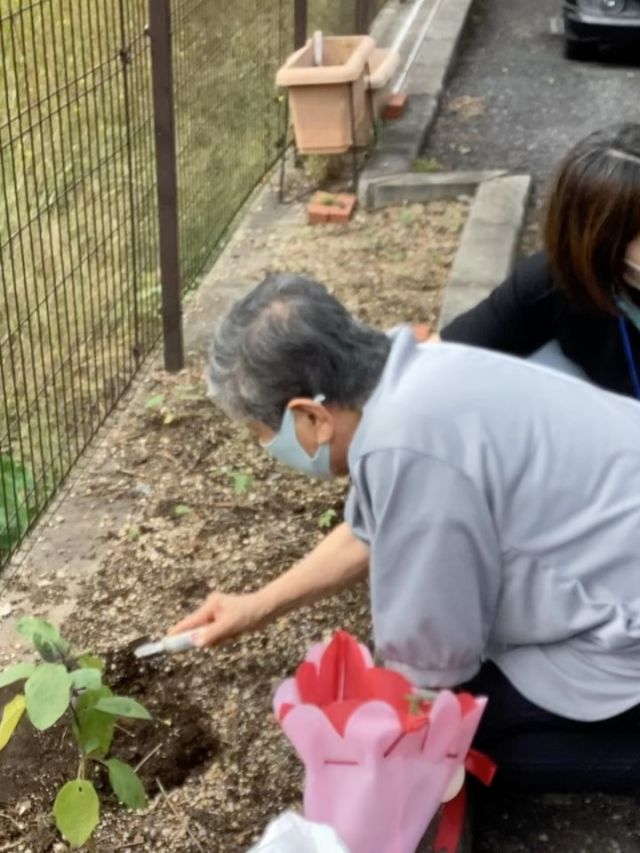 ⚠️動画音量注意です⚠️

こんにちは😃
いつもいいね👍ありがとうございます😊

デイサービスでお過ごしいただいている利用者様の
レクリエーションの様子動画を一部ご紹介させていただきます😆

園芸をお手伝いしてくださったり、
紙相撲を楽しまれたり、
足で新聞紙を手繰り寄せておられたり。

一見遊びのようにしか見えないかもしれませんが、
楽しまれながら筋力維持や向上の効果が期待できます💪😆

これからもご本人様の無理のない範囲で
レクリエーション活動を楽しんでいただけたら嬉しいです☺️

#グループホーム
#デイサービスセンター
#デイサービスのレクリエーション 
#レクリエーション
#日常の一コマ