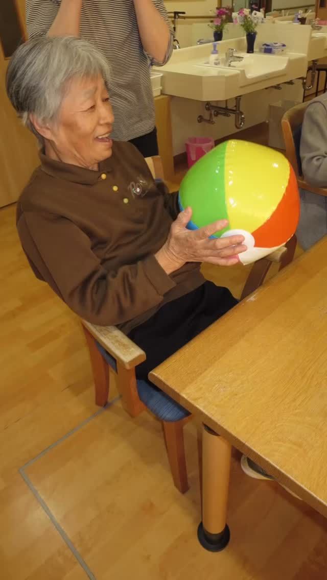 お誕生日会🎊

11月のお誕生日会をしました✨
皆様で顔が見えるように座っていただき、改めて自己紹介などしていただくと「〇〇ちゃ〜ん」など苗字ではなく、お名前のほうで呼び合ったりされる姿も見られました☺️
「昔、旅行に行って良かった場所」とテーマを挙げると、マレーシアや北海道、温泉などそれぞれが話をしてくださり、楽しく盛り上がりました✈️
またボールを使った遊びでは皆様でパスを続けたり、ゴールに見立てた洗濯物かごにボールを投げてもらったり🏀
かごにボールが入ると「〇〇さん、お上手～」と拍手されたり、ボールがかごに入るまで何度も挑戦💪
楽しく過ごされました😆