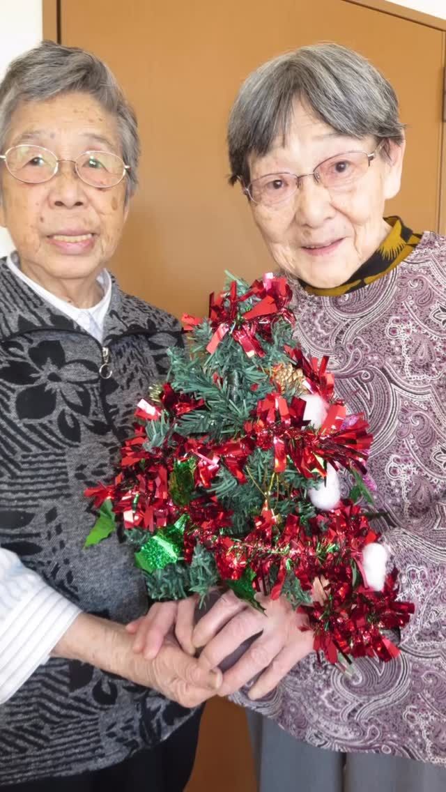 クリスマスまで🤶

先日、ユニットにクリスマスツリーを飾りました🎄
「もうそんな時期か。もう今年も終わりやなぁ。」と話しながら、早くも1年を振り返りました🙂
小さなツリーですが季節を感じるには充分です❄︎

「ええやん。きれいやなぁ。」とのお言葉に、お孫さんのお顔が浮かんでおられたのかなと感じました☺️