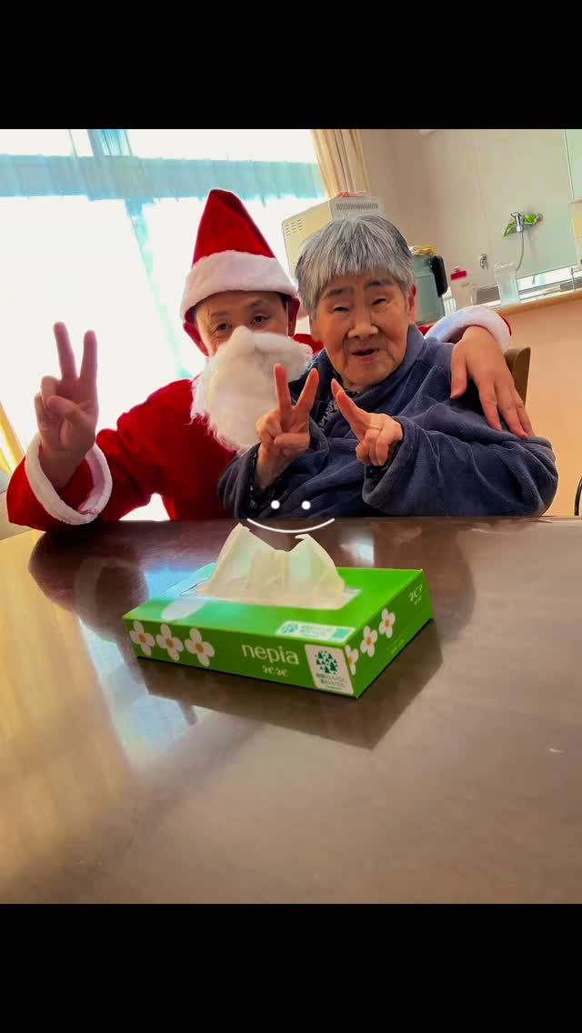 サンタがやって来た🎶

クリスマス🎄
カナリヤグループホーム下之郷にもサンタがきました。
プレゼントにおやつをもらいましたよ❤️

サンタの登場に皆様とても喜ばれ、記念撮影会となりました😊