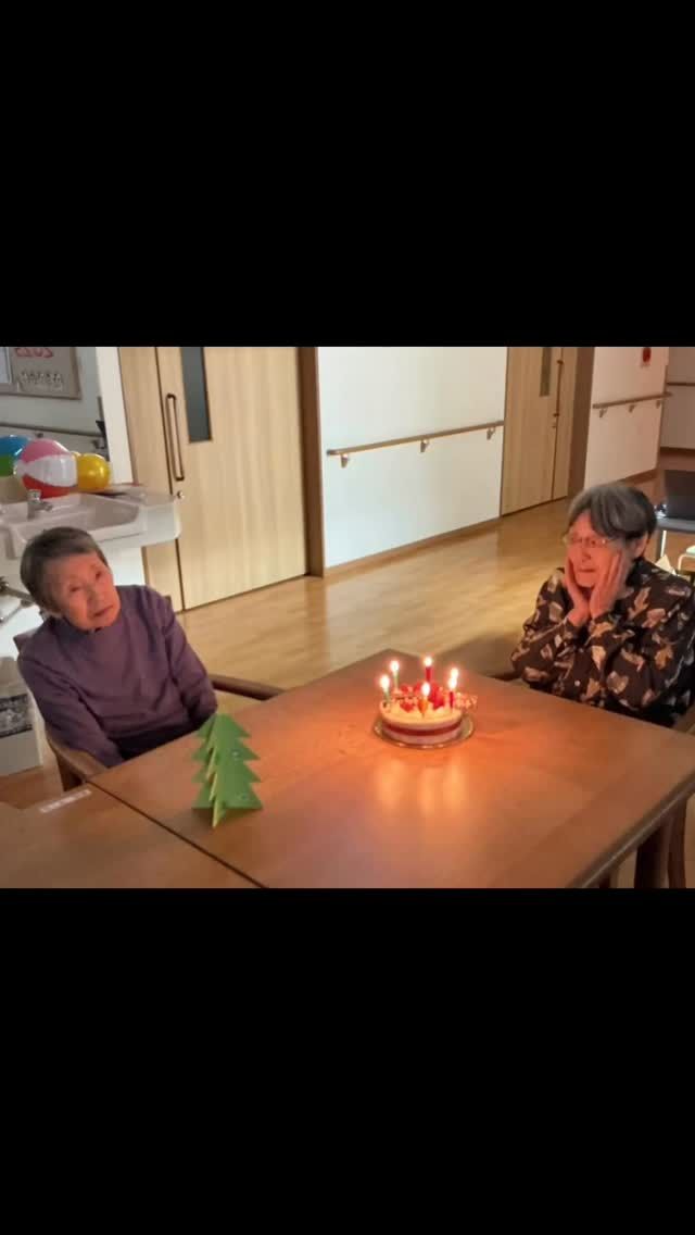１２月のお誕生日会🎊

１２月お誕生日の方を皆様でお祝いしました🎂

ケーキをいただいた後は、うちわを使ってボールを運ぶゲームをしたり、黒髭危機一髪ゲームをして楽しい時間を過ごしました😆
体を動かし、他の入居者様を応援したりと盛り上がったお誕生日会となりました✨
普段は個々の生活スタイルをお持ちですが、皆での時間もまた違った顔を見せてくださいます😌