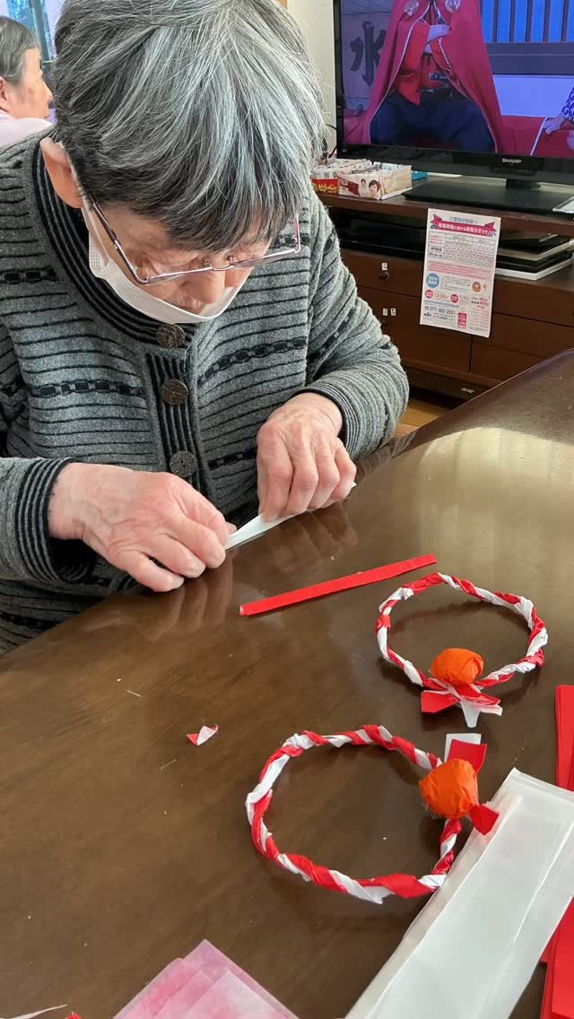 お正月準備✨

年末は皆様で「一年早いね〜あっという間にお正月くるね〜」など話しながら、お部屋の入り口に飾る、しめ縄などを作ってみました😌

簡単なようで意外と難しい、しめ縄‥💦
一生懸命作ってくださり、お部屋の数の、しめ縄が出来上がりました🎊

お部屋の入り口に小さな幸せを添え、２０２６年を迎えました🥳