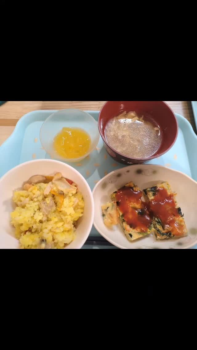 みなさまこんにちは😃いつもイイねありがとうございます☀️
　
今日は管理栄養士さんからの投稿です🍙
　
🔽🔽🔽
　

1/26(月)昼食にスペイン料理の献立を給食会社さんが提供してくれました✨
　
パエリア、スパニッシュオムレツ、ソパ・デ・アホ(にんにくスープ)です🇪🇸
　
写真は夕照ユニットのみなさんです。パエリアは馴染みありますがそれ以外のメニューは馴染みない方が多くいらっしゃいました。
　
ご利用者様からは様々な感想が聞かれたスペイン料理の献立でした😆

#スペイン #スペイン料理 #特別養護老人ホーム #管理栄養士 #パエリア