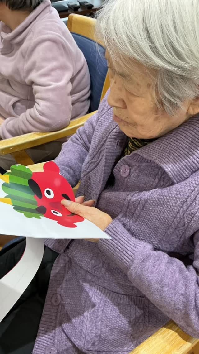 2月になりました🗓️

カナリヤグループホーム下之郷の皆様は元気にお過ごしです☺️

今日は一日早いですが、節分レクをしました👹

ペットボトルを１０本用意して、鬼を貼り付けて豆まきに見立てて、ボールを投げて倒すゲームをしました🎳

ストライクはなかなか難しかったですが、皆様、真ん中を狙って、7、８本は倒しておられました👏

その後じゃんけんゲームや、体操をしました🤸
皆様、手足を高く上げて頑張っておられましたよ〜💪

輪になって座る事も珍しいので、そのままの雰囲気でおやつをいただきました。
昔話に花が咲いて、しばし思い出に浸りながら、結婚した時や、お子様の話などで盛り上がりあっという間に時間が過ぎていました😁