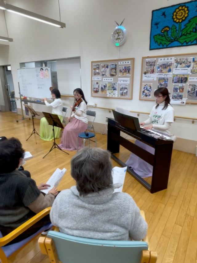 いつもいいねありがとうございます。☺
 
先日デイサービス・グループホーム合同でボランティア演奏会🎵を開催しました。
 
ボランティア演奏🎶「アンサンブルカノン様」にお越しいただき弦楽器🎻による生演奏🎶を披露いただきました。
皆さま穏やかな表情😃で耳を傾けておられ、心あたたまる素敵な時間✨を過ごすことができました。
 
ゆったり、ほっこりなひととき。音楽の力ってすごい✨
感謝でいっぱいです。👏
ありがとうございました。😊

#デイサービス
#グループホーム
#ボランティア
#弦楽器
#演奏会