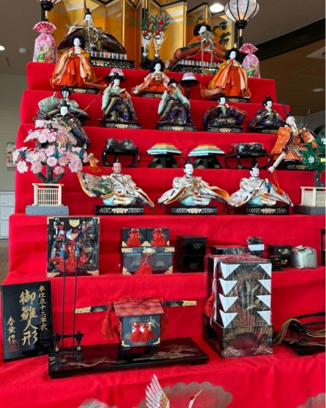今日は「ひなまつり」ですね🌸🎎🌸
 
1階サロンにて入居者様とひな人形の飾りつけをしました。
 
「明かりをつけましょぼんぼりに・・・♪」と口ずさむ入居者様や
 
「もうそんな時期になったんやなあ」と季節を感じていただける時間になりました。
 
施設の所々にも職員手作りのお雛様が置かれています💝
 
まだまだ寒い日が続きますが、春が待ち遠しいですね🌱😚