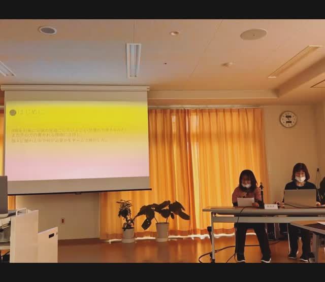 第５回　ノビルバ

毎年開催のノビルバ(取り組み事例発表会)が先日開催されました✨
各部署の取り組みの報告の中、下之郷からは２題発表させていただきました👌

⭕️たいようユニット　
生涯現役！台所の片付けはお任せください！～アルツハイマー型認知症によるBPSDがあっても
台所をきれいに片付けたい思いを支援する～　

⭕️おおぞらユニット
みんなの知らない「かいわ」の世界　

結果、たいようユニットが銀賞を頂きました🥈
日頃の取り組みが意味のあるものであることの実感と達成感を得ることができました😌
法人内で職員同士で学ぶことのできる貴重な機会です🏋️‍♀️