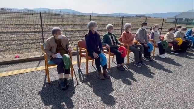 いつも👍ありがとうございます😊
デイサービスセンターなぎさです。

暖かな春の日差しの中、外でレクリエーション活動を行いました🌸
「外は気持ちがいいね」「もうすぐ春が来るね」と言った声がご利用者から聞かれ、
自然と笑顔も増え、心身ともにリフレッシュ☘️

下肢の筋力訓練を行いながら歌うことで、発声や口の動きも良くなり嚥下機能の維持、増進にも繋がります。
皆さんで一緒に歌うことで、気持ちも楽しくなり笑顔が増えます😊😊

この時期ならではの、なぎさのレクリエーションの風景でした🎶

#デイサービス 
#デイサービスセンター 
#草津市 
#介護福祉士 
#介護