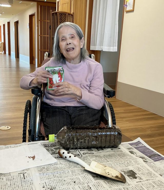 ・
・
こんにちは！カナリヤの家大門です🕊️
 
暖かい日が多くなってきましたね🌞🌷
 
先日「はつか大根」の種を植えました✨️
 
農家をされていた入居者様は手際もよく植えてくださりました👏👩‍🌾
 
育った野菜をどう調理するか、、、悩ましいところです😚💭
 
生活の楽しみがひとつ増えました👍