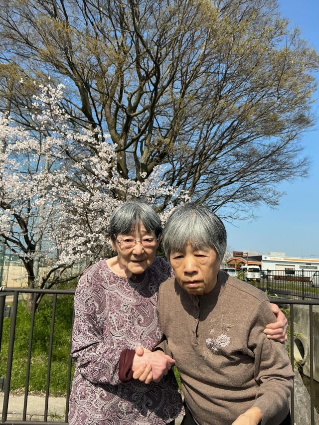桜が満開になりましたね🌸
いいお天気の日、入居者様とドライブ兼ねてお花見に出掛けました。
満開に咲いた桜を見て皆様喜ばれ、リフレッシュされた様子でした。

次は、お菓子やジュースでも持ってきて、ゆっくりしたいね〜なんて話ながら、桜の前で
記念撮影して来ました💕

#お花見
#グループホーム下之郷