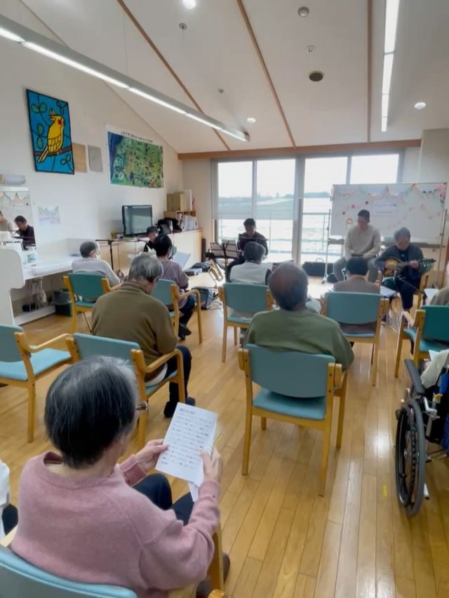 なぎさにてオアシスウェーブ様による演奏会を開催しました🎷✨

サックス等弦楽器のやさしい音色に包まれて、
笑顔あふれるとても素敵な時間になりました☺️

音楽を通してつながれるこの瞬間に感謝です🌿
ありがとうございました！

また職員、ご利用者一同お待ちしております。

#ボランティア演奏 #サックス #オアシスウェーブ #グループホーム#デイサービスセンター
