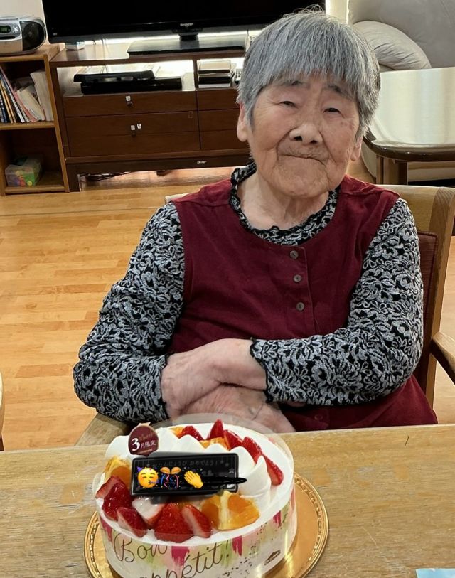 遅くなりましたが三月のお誕生日会の様子です。

3月生まれの入居者様は2名おられます。
よくお二人で「一週間ちがいで生まれたなぁ。」と話して、楽しみにしておられました🎶
（正しくは5年と一週間ですが💦）
お誕生日ケーキを置いて皆様でバースデーソングを歌って、ケーキをいただきました🎂
ケーキはいつも皆様喜ばれます。その後風船バレーをしたり、お話したり楽しい時間を過ごしました。

#誕生日会
#グループホーム下之郷
#風船バレー
