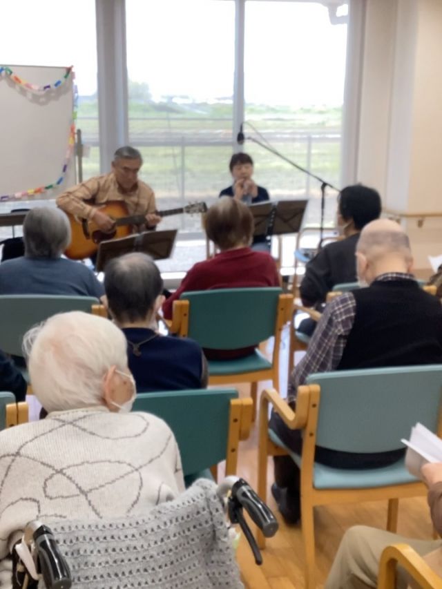 4月デイサービスとグループホーム合同で
「なぎさ演奏会🎶（よし笛＆ギターコンサート）」を開催いたしました。

やさしく心に響く音色❤️に、
皆さま穏やかな表情で聴き入っておられました。😃
音楽🎶を通じて、心温まるひとときを
共有できたことを嬉しく思います。

今後もこのような機会を大切にしてまいります。
ありがとうございました😊

#なぎさ演奏会 #よし笛 #ギターコンサート
#デイサービス #グループホーム 日々の様子