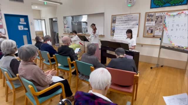 本日、デイサービス•グループホームのご利用者様、ご入居者様総勢約30名様で
ボランティア団体『アンサンブルカノン様』をお招きいたしました。

フルート、バイオリン、ピアノの三重奏の素敵な音色がなぎさのフロアーに響き渡りました
🪈🎻🎹
「生演奏はやっぱりいいですね」「みんなで歌えて楽しかった」などのお声が聞かれ
アンコール2曲を含めた全12曲の演奏は今回も大盛況☺️🎶
最後に4月のお誕生日のお二人にハッピーバースデーの歌で
お祝いもしていただきました🎂

次回は8月🍉また、ぜひお待ちしています‼️

#デイサービス 
#グループホーム 
#草津市 
#介護福祉士 
#演奏会