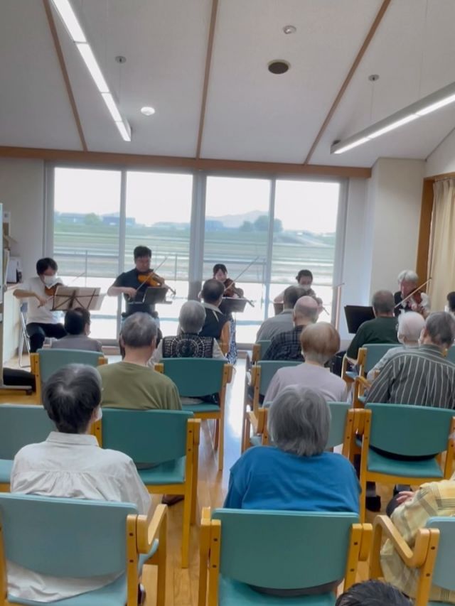 本日は、デイサービスセンターなぎさホールにて
アンサンブル弦喜様によるボランティア演奏会を開催しました🎻✨

 デイサービスセンターご利用者とグループホームのご入居者の方々が集まり、
バイオリンとチェロなどやさしい音色に包まれ、皆さまと一緒に懐かしい曲や季節の音楽を楽しむ、温かな時間となりました。
手拍子や口ずさむ姿、たくさんの笑顔に、私たちも元気をいただきました😊
 
音楽を通して心がつながるひとときに感謝です。
聴いてくださった皆さま、ありがとうございました！
 
#アンサンブル弦喜 #ボランティア演奏 #弦楽四重奏 #チェロ #バイオリン 
デイサービス 音楽のある暮らし 地域交流 慰問演奏 クラシック音楽 生演奏 音楽ボランティア